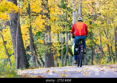 Herbst im Neckartal a Stoccarda. // 03.11.2023, Stoccarda, Baden-Württemberg, Deutschland, Europa *** Autunno nella valle del Neckar a Stoccarda 03 11 2023, Stoccarda, Baden Württemberg, Germania, Europa crediti: Imago/Alamy Live News Foto Stock