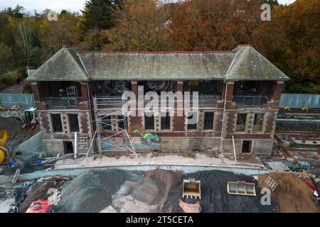 Grange-over-Sands, Cumbria, 4 novembre 2023 - il Lido di Grange-over-Sands è attualmente in fase di restauro dopo anni di combattimenti per salvare la struttura dagli elementi e dalla rovina. La piscina all'aperto dell'Inghilterra nord-occidentale è stata chiusa all'inizio degli anni '1990 a causa della mancanza di visitatori, ma la pressione è aumentata per salvare la piscina. Il Westmorland and Furness Council è intervenuto per restaurare gli edifici principali e riempire la piscina di scisto, quindi se vengono raccolti fondi, la piscina può essere scavata e riaperta in futuro. Credito: Stop Press Media/Alamy Live News Foto Stock