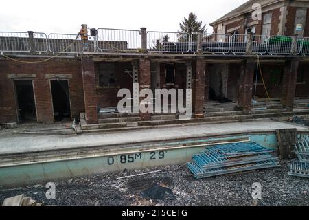 Grange-over-Sands, Cumbria, 4 novembre 2023 - il Lido di Grange-over-Sands è attualmente in fase di restauro dopo anni di combattimenti per salvare la struttura dagli elementi e dalla rovina. La piscina all'aperto dell'Inghilterra nord-occidentale è stata chiusa all'inizio degli anni '1990 a causa della mancanza di visitatori, ma la pressione è aumentata per salvare la piscina. Il Westmorland and Furness Council è intervenuto per restaurare gli edifici principali e riempire la piscina di scisto, quindi se vengono raccolti fondi, la piscina può essere scavata e riaperta in futuro. Credito: Stop Press Media/Alamy Live News Foto Stock