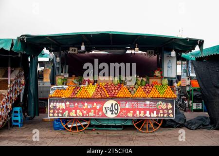 MAROCCO MARRAKECH JEMAA EL FNA MEDINA SOUK SERATA NELLE BANCARELLE DELLA PIAZZA CHE VENDONO DATTERI E BEVANDE A BASE DI FRUTTA FRESCA Foto Stock