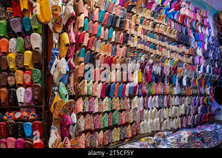 Babouches, pantofole marocchine dai colori vivaci in vendita nella città vecchia di Marrakech Foto Stock