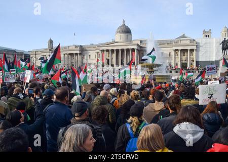 Londra, Inghilterra, Regno Unito. 4 novembre 2023. Decine di migliaia di persone si uniscono a un raduno a Trafalgar Square per chiedere un cessate il fuoco e in solidarietà con la Palestina, come continuava a fare Israele-Hamas. (Immagine di credito: © Vuk Valcic/ZUMA Press Wire) SOLO USO EDITORIALE! Non per USO commerciale! Crediti: ZUMA Press, Inc./Alamy Live News Foto Stock