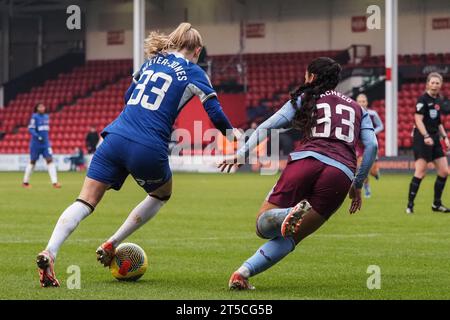 Walsall, Regno Unito. 4 novembre 2023. Walsall, Inghilterra, 4 novembre 2023: Aggie Beever-Jones (33 Chelsea) sul pallone durante la partita Barclays fa Womens Super League tra Aston Villa e Chelsea al Poundland Bescot Stadium di Walsall, Inghilterra (Natalie Mincher/SPP) credito: SPP Sport Press Photo. /Alamy Live News Foto Stock