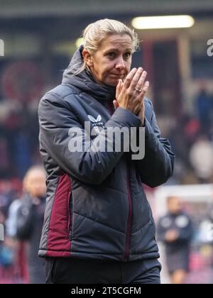 Walsall, Regno Unito. 4 novembre 2023. Walsall, Inghilterra, 4 novembre 2023: Capo allenatore dell'Aston Villa Carla Ward a tempo pieno della partita Barclays fa Womens Super League tra Aston Villa e Chelsea al Poundland Bescot Stadium di Walsall, Inghilterra (Natalie Mincher/SPP) credito: SPP Sport Press Photo. /Alamy Live News Foto Stock