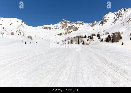 Tonale, Italia - 21 febbraio 2021: Vista sul passo del Tonale durante l'inverno con i turisti invernali Foto Stock