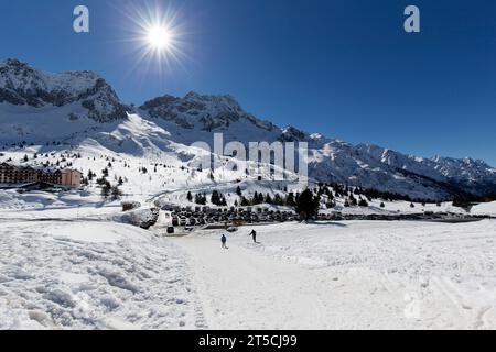Tonale, Italia - 21 febbraio 2021: Vista sul passo del Tonale durante l'inverno con i turisti invernali Foto Stock