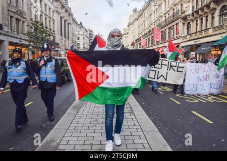 Londra, Regno Unito. 4 novembre 2023. I manifestanti pro-Palestina marciano in Regent Street. Un gruppo di manifestanti ha marciato nel centro di Londra e si è Unito a decine di migliaia di persone per una manifestazione a Trafalgar Square chiedendo un cessate il fuoco e in solidarietà con la Palestina mentre la guerra Israele-Hamas si intensifica. Credito: Vuk Valcic/Alamy Live News Foto Stock