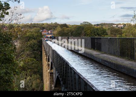In alto sull'Acquedotto di Pontcysyllte con fantastiche vedute della campagna gallese, preso il 21 ottobre 2023. Foto Stock