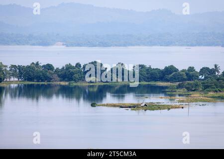 Bellezza del lago Kaptai. Questa foto è stata scattata da Rangamati, Chittagong, Bangladesh. Foto Stock