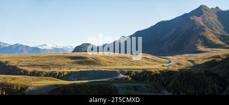 Vista panoramica del paesaggio verde e delle montagne contro il cielo delle cleat durante la giornata di sole, Altai, Russia Foto Stock