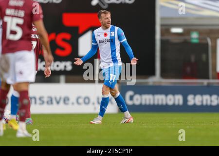 Northampton sabato 4 novembre 2023. Elliot Newby di Barrow durante la prima metà della partita di fa Cup del primo turno tra Northampton Town e Barrow al PTS Academy Stadium di Northampton sabato 4 novembre 2023. (Foto: John Cripps | mi News) crediti: MI News & Sport /Alamy Live News Foto Stock