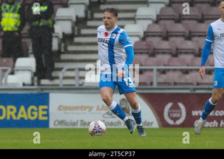 Northampton sabato 4 novembre 2023. Tom White di Barrow durante la prima metà della partita di fa Cup del primo turno tra Northampton Town e Barrow al PTS Academy Stadium di Northampton sabato 4 novembre 2023. (Foto: John Cripps | mi News) crediti: MI News & Sport /Alamy Live News Foto Stock