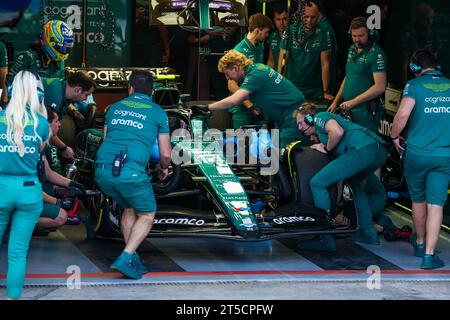 14 ALONSO Fernando (spa), Aston Martin F1 Team AMR23, meccanici che lavorano sulla vettura in garage dopo la collisione con Esteban Ocon durante la Formula 1 2023 Rolex grande Premio de Sao Paulo, 20° round del Campionato Mondiale di Formula 1 2023 dal 3 al 5 novembre, 2023 sull'autodromo José Carlos Pace, a San Paolo, Brasile - foto Florent Gooden/DPPI Credit: DPPI Media/Alamy Live News Foto Stock