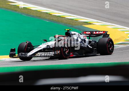 San Paolo, Brasile, Brasile. 4 novembre 2023. YUKI TSUNODA di ALPHATAURI HONDA RBPT guida in pista durante lo Sprint Shootout nell'ambito del Gran Premio di F1 di San Paolo 2023 all'autodromo Jose Carlos Pace il 4 novembre 2023 a San Paolo, in Brasile. (Immagine di credito: © Ruano Carneiro/ZUMA Press Wire) SOLO USO EDITORIALE! Non per USO commerciale! Crediti: ZUMA Press, Inc./Alamy Live News Foto Stock