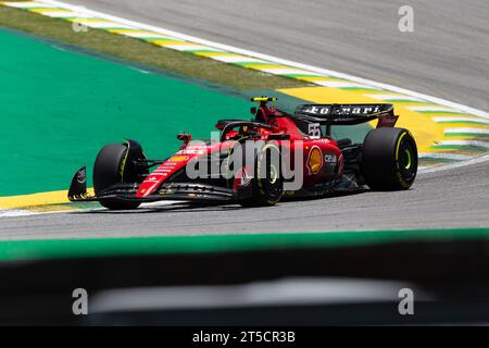 San Paolo, Brasile, Brasile. 4 novembre 2023. CARLOS SAINZ della FERRARI guida in pista durante lo Sprint Shootout nell'ambito del Gran Premio di F1 di San Paolo 2023 all'autodromo Jose Carlos Pace il 4 novembre 2023 a San Paolo, Brasile. (Immagine di credito: © Ruano Carneiro/ZUMA Press Wire) SOLO USO EDITORIALE! Non per USO commerciale! Crediti: ZUMA Press, Inc./Alamy Live News Foto Stock