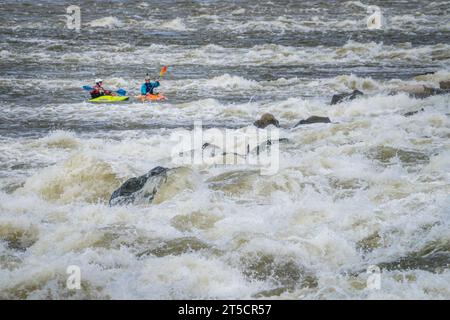 Granite City, il, USA - 8 ottobre 2023: Due kayak di acqua bianca che giocano e si allenano sotto la diga di Low Water sul fiume Mississippi a Chain of Rocks Foto Stock