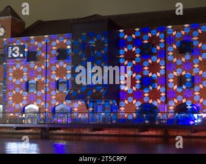 Il tappeto magico di Zarah Hussain, motivi geometrici multicolori che riflettono l'influenza asiatica e islamica sul lavoro di William Morris Foto Stock