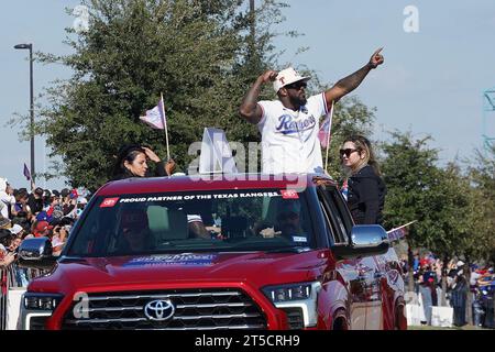 Arlington, USA. 3 novembre 2023. Arlington, Texas, USA: Adolis Garcia, esterno dei Texas Rangers, partecipa alla parata per celebrare il loro campionato delle World Series 2023 nelle strade del quartiere dei divertimenti di Arlington e di fronte al Globe Life Field venerdì 3 novembre 2023. (Foto di Javier Vicencio/Eyepix Group/Sipa USA) credito: SIPA USA/Alamy Live News Foto Stock