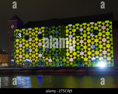 Il tappeto magico di Zarah Hussain, motivi geometrici multicolori che riflettono l'influenza asiatica e islamica sul lavoro di William Morris Foto Stock