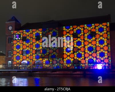 Il tappeto magico di Zarah Hussain, motivi geometrici multicolori che riflettono l'influenza asiatica e islamica sul lavoro di William Morris Foto Stock