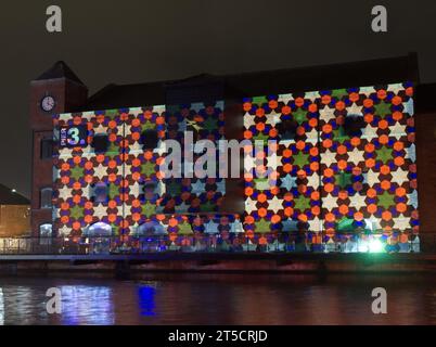 Il tappeto magico di Zarah Hussain, motivi geometrici multicolori che riflettono l'influenza asiatica e islamica sul lavoro di William Morris Foto Stock