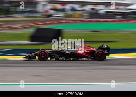 San Paolo, Brasile. 5 novembre 2023. San Paolo, Brasile. 4 novembre 2023. VALTTERI BOTTAS (77) dell'ALFA ROMEO FERRARI che guida in pista durante le qualifiche come parte del Gran Premio di F1 di San Paolo 2023 all'autodromo Jose Carlos Pace il 3 novembre 2023 a San Paolo, Brasile. Crediti: Ruano Carneiro/Carneiro Images/Alamy Live News Credit: Ruano Carneiro/Carneiro Images/Alamy Live News Foto Stock