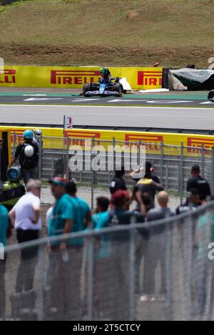 San Paolo, Brasile. 5 novembre 2023. San Paolo, Brasile. 4 novembre 2023. ESTEBAN OCON (31) di ALPINE RENAULT si schianta con FERNANDO ALONSO (14) di ASTON MARTIN ARAMCO MERCEDES in pista durante lo Sprint Shootout come parte del Gran Premio di F1 di San Paolo 2023 all'autodromo Jose Carlos Pace il 4 novembre 2023 a San Paolo, in Brasile. Crediti: Ruano Carneiro/Carneiro Images/Alamy Live News Credit: Ruano Carneiro/Carneiro Images/Alamy Live News Foto Stock