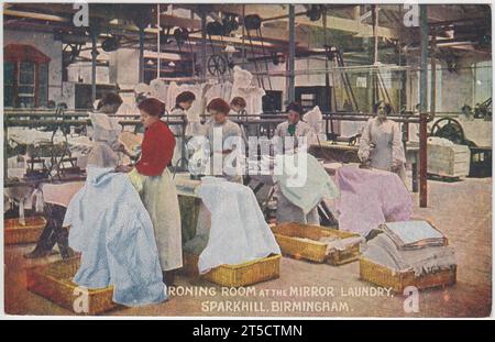 Sala stireria presso The Mirror Laundry, Forman's Road, Sparkhill, Birmingham, c.1905. Foto colorata di donne che stirano lenzuola, ecc., in una grande lavanderia industriale. L'immagine si trova su una cartolina che è stata inviata dall'azienda ai potenziali clienti per avvisarli che "i nostri furgoni sono nel tuo distretto" ed è stata pubblicata nel 1905. Foto Stock
