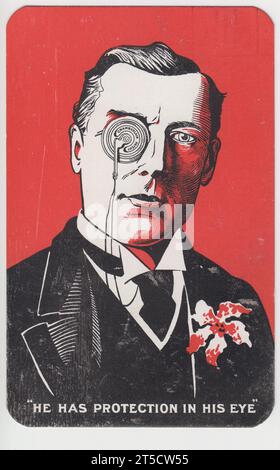 "Ha la protezione negli occhi": Cartolina del politico Joseph Chamberlain dei primi del XX secolo, che gli mostra il suo caratteristico fiore di orchidea monocle e a buca di bottone. Il monocle è mostrato come un'immagine non trasparente attraverso un contrapto corazzato con scritto "patente di ciambellano". Foto Stock