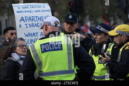 Westminster, Londra, Regno Unito. 4 novembre 2023. Una donna che usa il megafono dice A Pret Un cliente Manger che l'azienda sta assistendo Israele fornendo cibo. In seguito fu arrestata dalla polizia gallese che assisteva la polizia del Met. Era lì con altri di gruppi che sostenevano la protesta dei palestinesi nel centro di Londra in risposta alla crisi in corso tra Israele e Hamas a Gaza. Israele ha dichiarato che esiste uno stato di guerra tra le due regioni in seguito all'attacco di Hamas contro Israele del 7 ottobre, che ha causato la morte di oltre 1400 uomini donne e bambini israeliani. Le proteste sono preoccupate Foto Stock