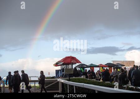 Ascot, Berkshire, Regno Unito. 4 novembre 2023. Dopo una giornata di docce e di sole, un arcobaleno è apparso sull'ippodromo di Ascot Races questo pomeriggio. Credito: Maureen McLean/Alamy Live News Foto Stock