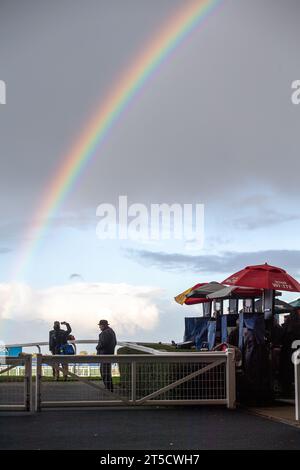 Ascot, Berkshire, Regno Unito. 4 novembre 2023. Dopo una giornata di docce e di sole, un arcobaleno è apparso sull'ippodromo di Ascot Races questo pomeriggio. Credito: Maureen McLean/Alamy Live News Foto Stock