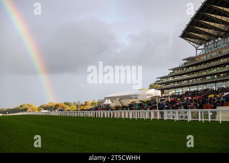 Ascot, Berkshire, Regno Unito. 4 novembre 2023. Dopo una giornata di docce e di sole, un arcobaleno è apparso sull'ippodromo di Ascot Races questo pomeriggio. Credito: Maureen McLean/Alamy Live News Foto Stock