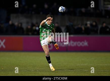 Barnet, Regno Unito. 4 novembre 2023. Premiership Rugby. Saracens Men V Leicester Tigers. Stadio Stone X. Barnet. Jamie Shillcock (Leicester) prende il calcio durante la partita di rugby Saracens Men V Leicester Tigers Gallagher Premiership. Credito: Sport in Pictures/Alamy Live News Foto Stock