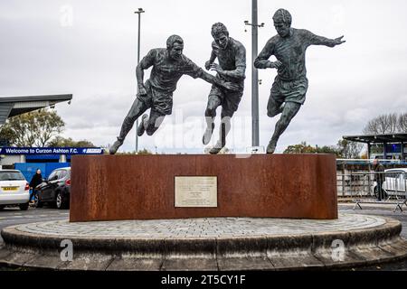 Ashton-under-Lyne sabato 4 novembre 2023. La statua fuori dal Tameside Stadium ai giocatori nati da Tameside che rappresentavano l'Inghilterra nella Coppa del mondo 1966 durante la partita di fa Cup First Round tra Curzon Ashton e Barnet al Tameside Stadium, Ashton-Under-Lyne sabato 4 novembre 2023. (Foto: Ian Charles | mi News) crediti: MI News & Sport /Alamy Live News Foto Stock