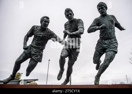 Ashton-under-Lyne sabato 4 novembre 2023. La statua fuori dal Tameside Stadium ai giocatori nati da Tameside che rappresentavano l'Inghilterra nella Coppa del mondo 1966 durante la partita di fa Cup First Round tra Curzon Ashton e Barnet al Tameside Stadium, Ashton-Under-Lyne sabato 4 novembre 2023. (Foto: Ian Charles | mi News) crediti: MI News & Sport /Alamy Live News Foto Stock
