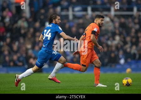 Birmingham sabato 4 novembre 2023. Ivan Šunjić di Birmingham (L) e Sam Morsy di Ipswich Town in azione durante la partita del campionato Sky Bet tra Birmingham City e Ipswich Town a St Andrews, Birmingham, sabato 4 novembre 2023. (Foto: Gustavo Pantano | mi News) crediti: MI News & Sport /Alamy Live News Foto Stock