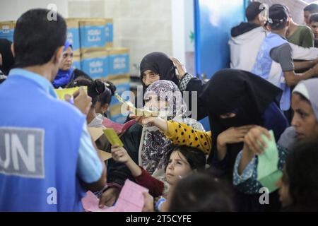 Gaza, Palestina. 4 novembre 2023. Le donne palestinesi in attesa del loro turno di ricevere aiuti alla scuola delle Nazioni Unite che ospitano i palestinesi sfollati il 29° giorno del ciclo di combattimenti tra Israele e le fazioni armate palestinesi di Khan Yunis. (Foto di Ahmed Zakot/SOPA Images/Sipa USA) credito: SIPA USA/Alamy Live News Foto Stock