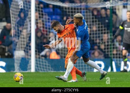 Birmingham sabato 4 novembre 2023. Sam Morsy di Ipswich Town (L) si batte per il possesso con Juninho Bacuna di Birmingham battaglie durante il match del campionato Sky Bet tra Birmingham City e Ipswich Town a St Andrews, Birmingham sabato 4 novembre 2023. (Foto: Gustavo Pantano | mi News) crediti: MI News & Sport /Alamy Live News Foto Stock