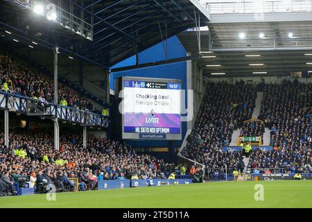 Liverpool, Regno Unito. 4 novembre 2023. Il tabellone segnapunti dell'Everton che mostra un controllo VAR, una partita di Premier League, Everton contro Brighton e Hove Albion al Goodison Park di Liverpool sabato 4 novembre 2023. Questa immagine può essere utilizzata solo per scopi editoriali. Solo per uso editoriale, foto di Chris Stading/Andrew Orchard fotografia sportiva/Alamy Live news credito: Andrew Orchard fotografia sportiva/Alamy Live News Foto Stock