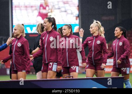 Walsall, Regno Unito. 4 novembre 2023. Walsall, Inghilterra, 4 novembre 2023: Giocatori dell'Aston Villa prima del calcio d'inizio del Barclays fa Womens Super League match tra Aston Villa e Chelsea al Poundland Bescot Stadium di Walsall, Inghilterra (Natalie Mincher/SPP) credito: SPP Sport Press Photo. /Alamy Live News Foto Stock