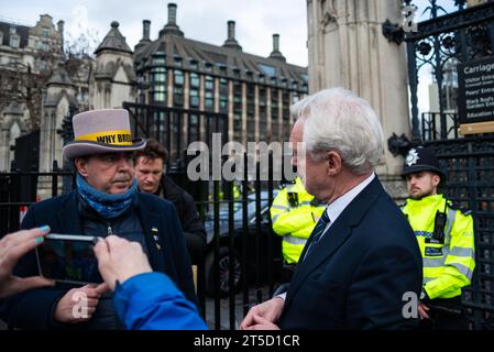 Steve Bray litiga con il deputato della Brexiteer David Davis fuori dal Parlamento. La Brexit si schiera. Ex Segretario di Stato per l'uscita dall'Unione europea Foto Stock