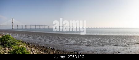 Il ponte Vasco da Gama sul fiume Tago a Lisbona, Portogallo, il 12 ottobre 2023 Foto Stock