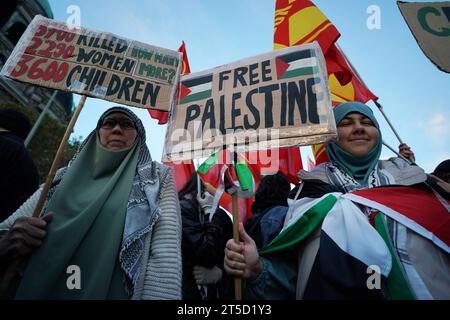 Berlin, Demonstration GER, Berlin,20231104, Demo, kundgebung gegen Israel, Einmarsch in den GAZA Streifen, Nahost Konflikt mit Palästina, *** Berlino, Demonstration GER, Berlin,20231104, Demo, raduno contro Israele, invasione della Striscia DI GAZA, conflitto in Medio Oriente con la Palestina, credito: Imago/Alamy Live News Foto Stock