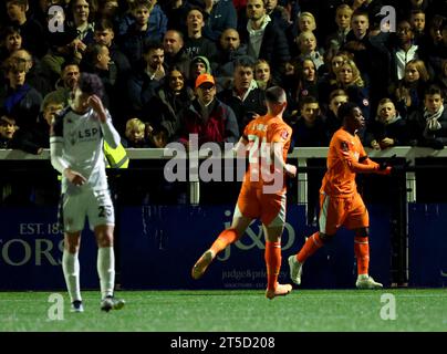 Karamoko Dembele del Blackpool (a destra) celebra il secondo gol della squadra durante la partita del primo turno della Emirates fa Cup al RELOC8 EM Community Stadium di Bromley. Data immagine: Sabato 4 novembre 2023. Foto Stock