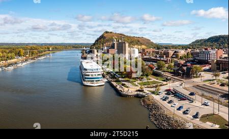 Vista aerea panoramica della città di Red Wing in Minnesota con barca da crociera sul fiume attraccata Foto Stock