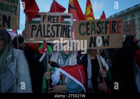 Berlin, Demonstration GER, Berlin,20231104, Demo, kundgebung gegen Israel, Einmarsch in den GAZA Streifen, Nahost Konflikt mit Palästina, *** Berlino, Demonstration GER, Berlin,20231104, Demo, raduno contro Israele, invasione della Striscia DI GAZA, conflitto in Medio Oriente con la Palestina, credito: Imago/Alamy Live News Foto Stock