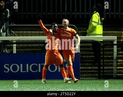 Karamoko Dembele del Blackpool (a sinistra) celebra il secondo gol della squadra durante la partita del primo turno della Emirates fa Cup al RELOC8 EM Community Stadium di Bromley. Data immagine: Sabato 4 novembre 2023. Foto Stock