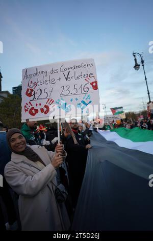 Berlin, Demonstration GER, Berlin,20231104, Demo, kundgebung gegen Israel, Einmarsch in den GAZA Streifen, Nahost Konflikt mit Palästina, *** Berlino, Demonstration GER, Berlin,20231104, Demo, raduno contro Israele, invasione della Striscia DI GAZA, conflitto in Medio Oriente con la Palestina, credito: Imago/Alamy Live News Foto Stock