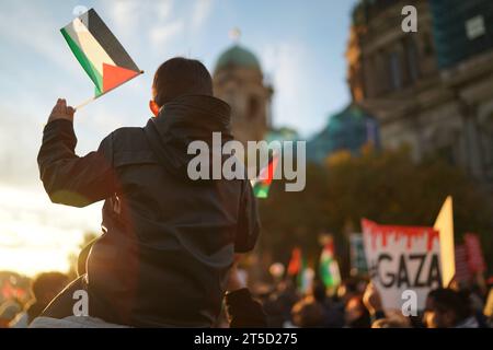 Berlin, Demonstration GER, Berlin,20231104, Demo, kundgebung gegen Israel, Einmarsch in den GAZA Streifen, Nahost Konflikt mit Palästina, *** Berlino, Demonstration GER, Berlin,20231104, Demo, raduno contro Israele, invasione della Striscia DI GAZA, conflitto in Medio Oriente con la Palestina, credito: Imago/Alamy Live News Foto Stock